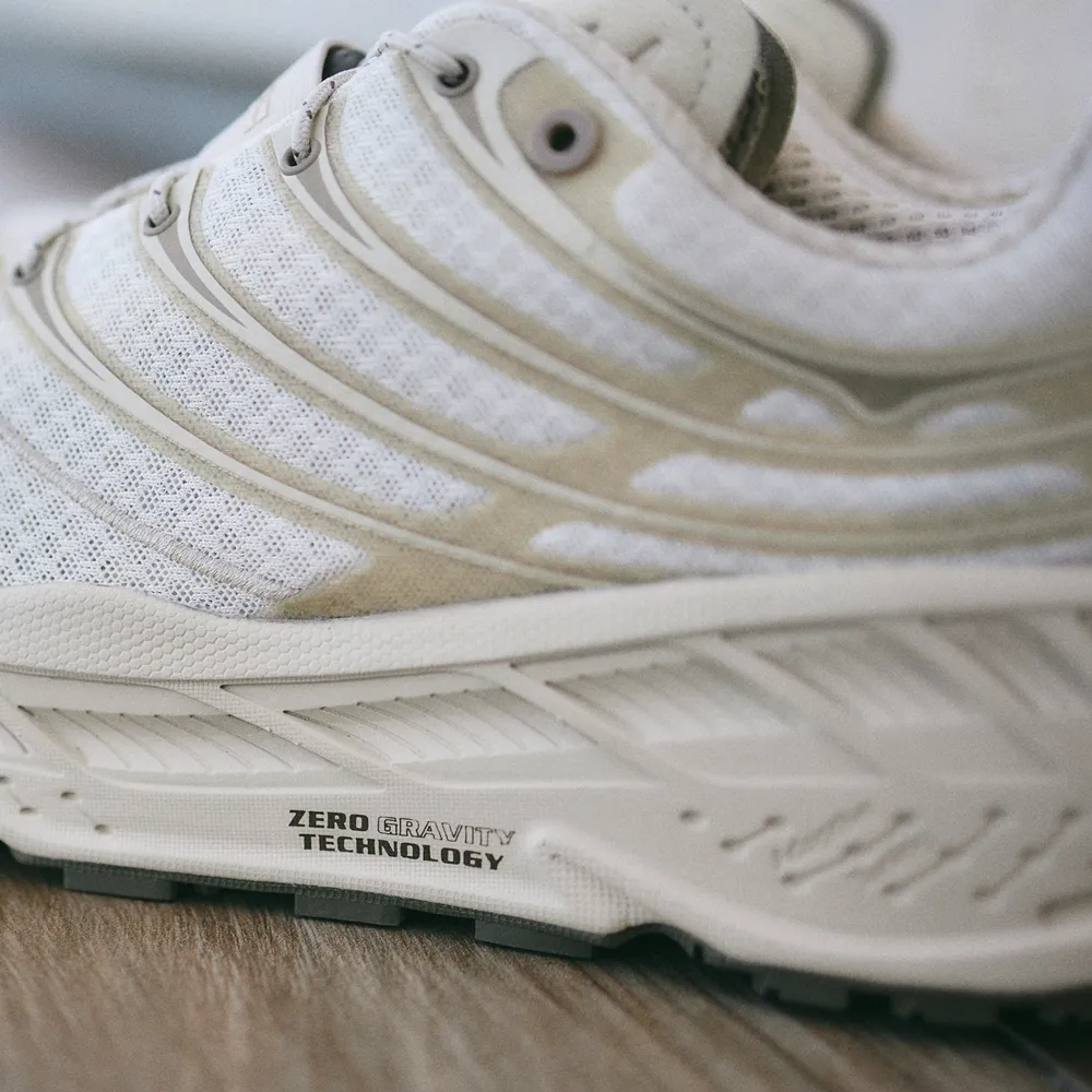 HOKA スニーカー