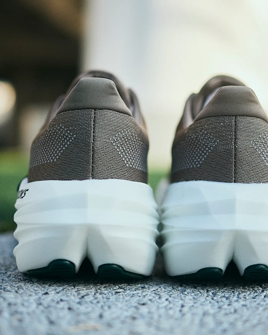 BROOKS スニーカー