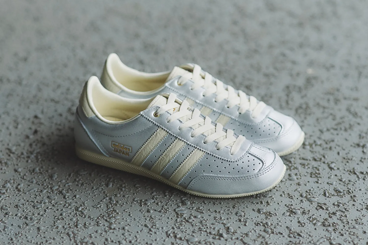 adidas シルバー