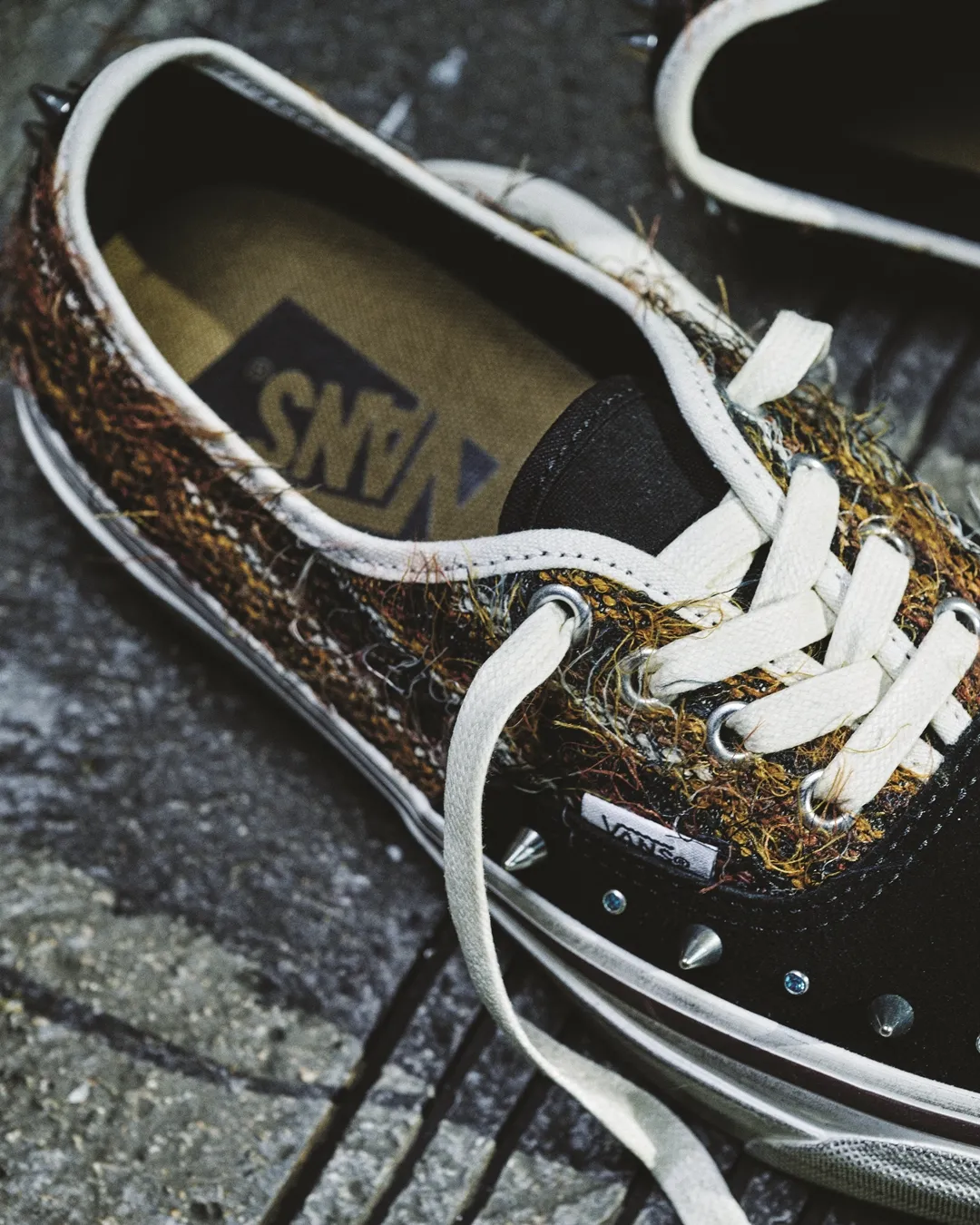 AUTHENTIC スタッズ