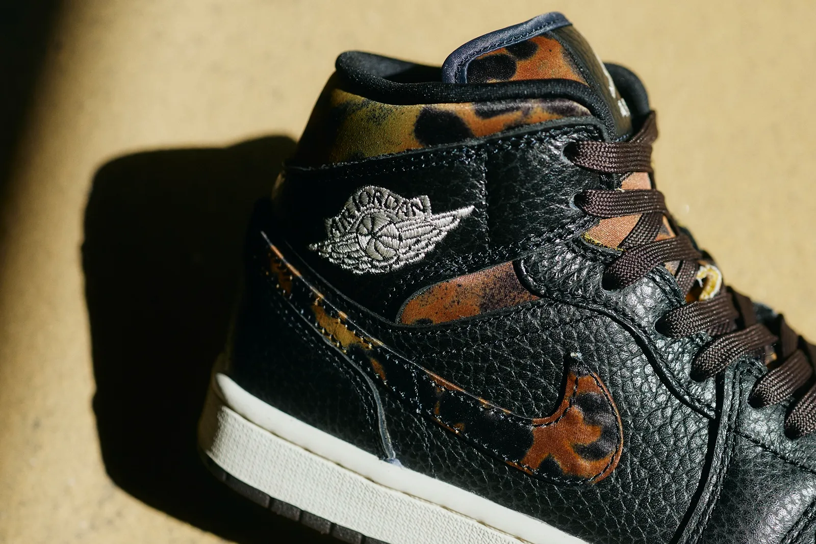 W AIR JORDAN 1 MID SE