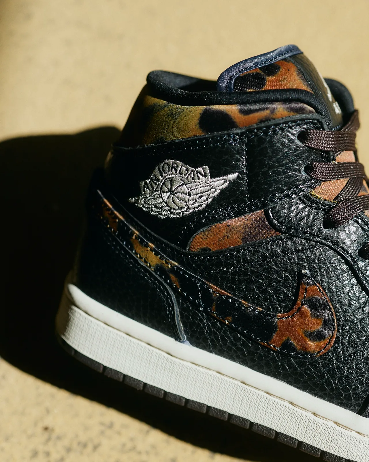 W AIR JORDAN 1 MID SE