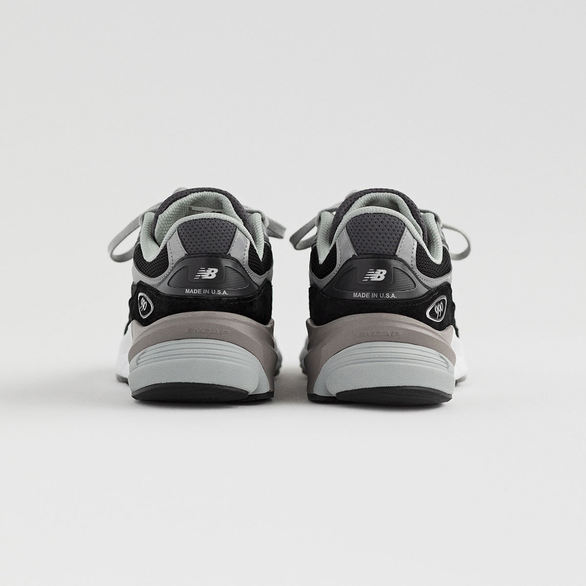 New Balance M990BK6