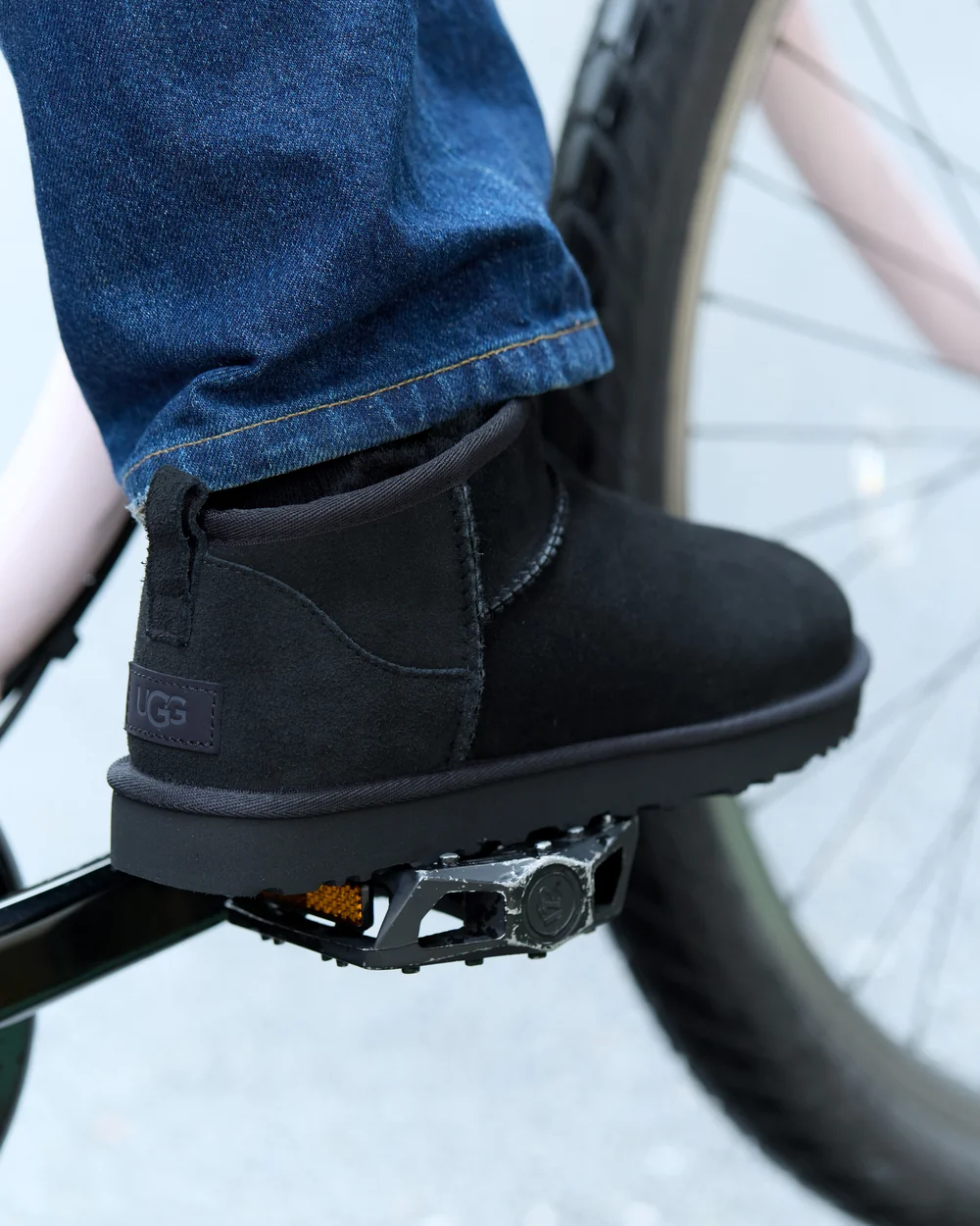 UGG W CLASSIC ULTRA MINI LTHR