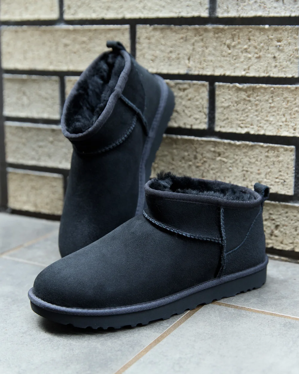 UGG W CLASSIC ULTRA MINI LTHR