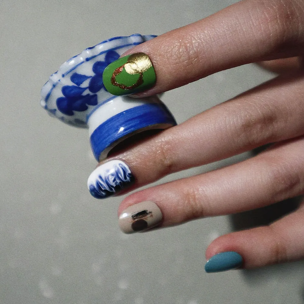 つめをぬるひと