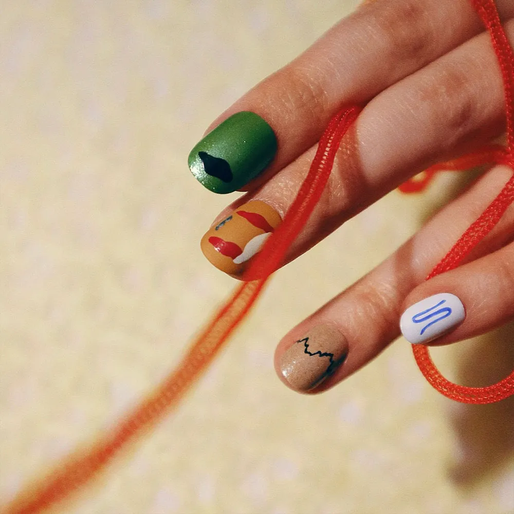 つめをぬるひと