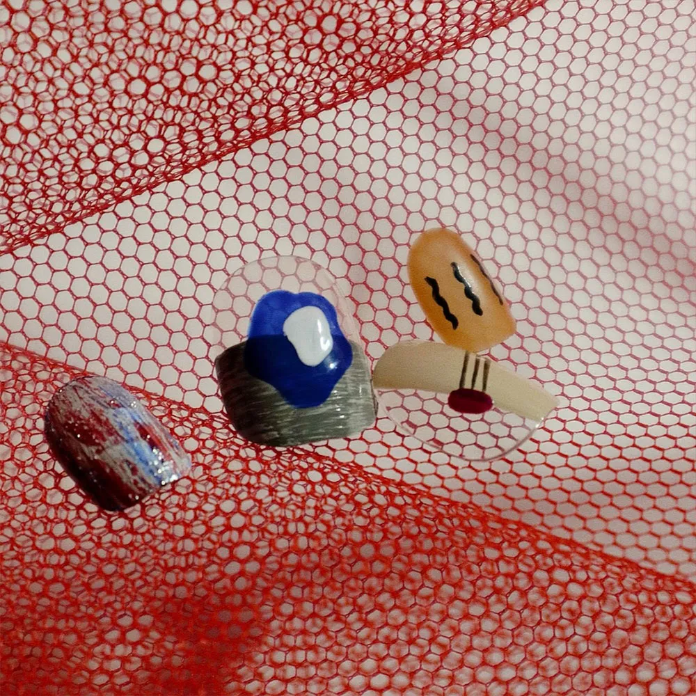 つめをぬるひと